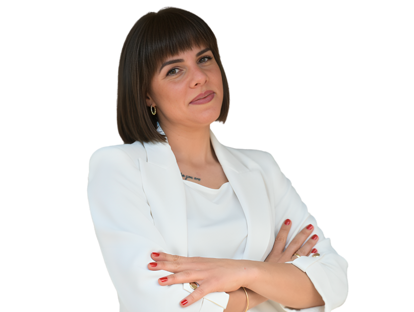 Žena u belom sakou, prekrštenih ruku na grudima, sa osmehom na licu