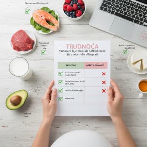 Pogled odozgo na trudnicu koja drži vodič o ishrani u trudnoći iznad stola na kojem se nalaze razne namirnice poput lososa, bobičastog voća, avokada i sira